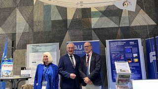 Das Potenzial von Luftschiffen erforscht Prof. Dr. Christoph Pflaum von der Universität Erlangen-Nürnberg, hier mit Staatsminister Joachim Herrmann und Veranstalterin Ulrike Trapp (v. r.).