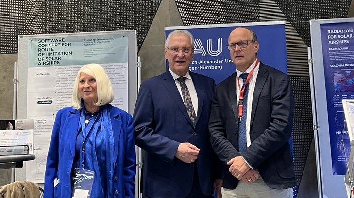 Das Potenzial von Luftschiffen erforscht Prof. Dr. Christoph Pflaum von der Universität Erlangen-Nürnberg, hier mit Staatsminister Joachim Herrmann und Veranstalterin Ulrike Trapp (v. r.).