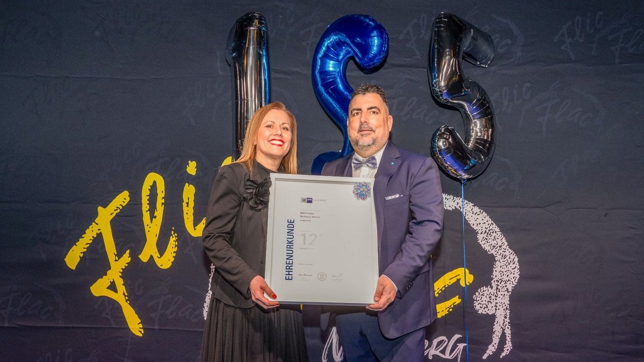 Dr. Maike Müller-Klier, Leiterin der IHK-Geschäftsstelle Fürth, mit Neal Bauer, dem Vorstandsvorsitzenden der Bäko Franken Oberbayern-Nord eG mit Sitz in Langenzenn.