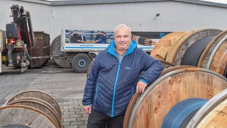 Prokurist und operativer Geschäftsleiter Thomas Schrimpff der Bayerische Kabelwerke AG, kurz Bayka, Roth, mit Kabelrollen.