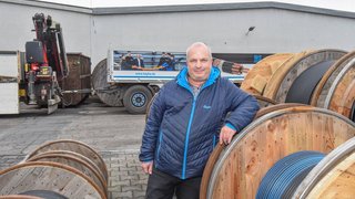 Prokurist und operativer Geschäftsleiter Thomas Schrimpff der Bayerische Kabelwerke AG, kurz Bayka, Roth, mit Kabelrollen.