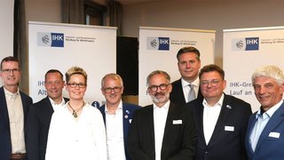 Manfred Schmidt (Bürgermeister der Gemeinde Reichenschwand) Armin Kroder (Landrat des Landkreises Nürnberger Land), Dr. Claudia Leikam (KI-Expertin, vAudience GmbH / Universität Würzburg), Johannes Bisping (IHK-Vizepräsident / Vorsitzender des IHK-Gremiums Lauf), Matthias Förster (stellv. Vorsitzender des IHK-Gremiums Altdorf), Swen Heckel (Vorsitzender des IHK-Gremiums Herbsuck) Lars Hagemann (Leiter der IHK-Geschäftsstelle Nürnberger Land | Schwabach | Landkreis Roth) und IHK-Präsident Dr. Armin Zitzmann (v.l.).