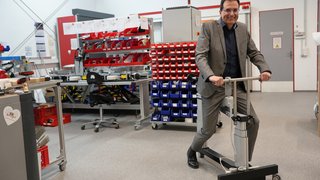 Das Gerät, das Ergo-Tec-Geschäftsführer Alexander Dürsch demonstriert, dient Patienten als Abstützung beim Maßnehmen von Beinprothesen.