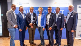 Gruppenbild beim Jahresempfang des IHK-Gremiums Landkreis Roth am 22.05.2025 im Schloss Ratibor: Dr. Thomas Krüger (Speck Pumpen), Thomas Fördert (DEHOGA), der Gremiumsvorsitzende Joachim von Schlenk-Barnsdorf, Bürgermeisterin Susanne König, Landrat Ben Schwarz, IHK-Geschäftsstellenleiter Lars Hagemann und IHK-Innovationsexperte Dr. Robert Schmidt.
