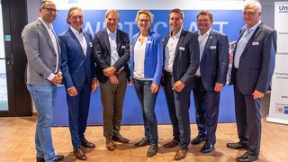 Gruppenbild beim Jahresempfang des IHK-Gremiums Landkreis Roth am 22.05.2025 im Schloss Ratibor: Dr. Thomas Krüger (Speck Pumpen), Thomas Fördert (DEHOGA), der Gremiumsvorsitzende Joachim von Schlenk-Barnsdorf, Bürgermeisterin Susanne König, Landrat Ben Schwarz, IHK-Geschäftsstellenleiter Lars Hagemann und IHK-Innovationsexperte Dr. Robert Schmidt.