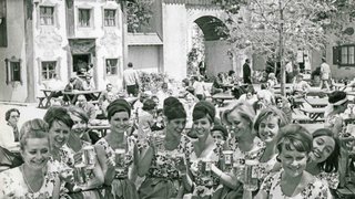 Bayerische Kellnerinnen in den „Munich-Löwenbräu-Gardens“ auf der Weltausstellung in New York, 1965