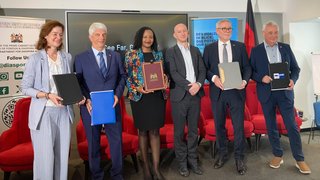Bei der Unterzeichnung eines Memorandum of Understanding für Fachkräfte aus Kenia (von links): Corinna Wicher (Bundesamt für Migration und Flüchtlinge), IHK-Präsident Dr. Armin Zitzmann, Roseline Kathure Njogu (Staatssekretärin im State Department for Diaspora Affairs), Christian Engels (AHK Services Eastern Africa), IHK-Hauptgeschäftsführer Markus Lötzsch und Bruno Backes (AHK Services Eastern Africa). 