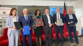 Bei der Unterzeichnung eines Memorandum of Understanding für Fachkräfte aus Kenia (von links): Corinna Wicher (Bundesamt für Migration und Flüchtlinge), IHK-Präsident Dr. Armin Zitzmann, Roseline Kathure Njogu (Staatssekretärin im State Department for Diaspora Affairs), Christian Engels (AHK Services Eastern Africa), IHK-Hauptgeschäftsführer Markus Lötzsch und Bruno Backes (AHK Services Eastern Africa). 