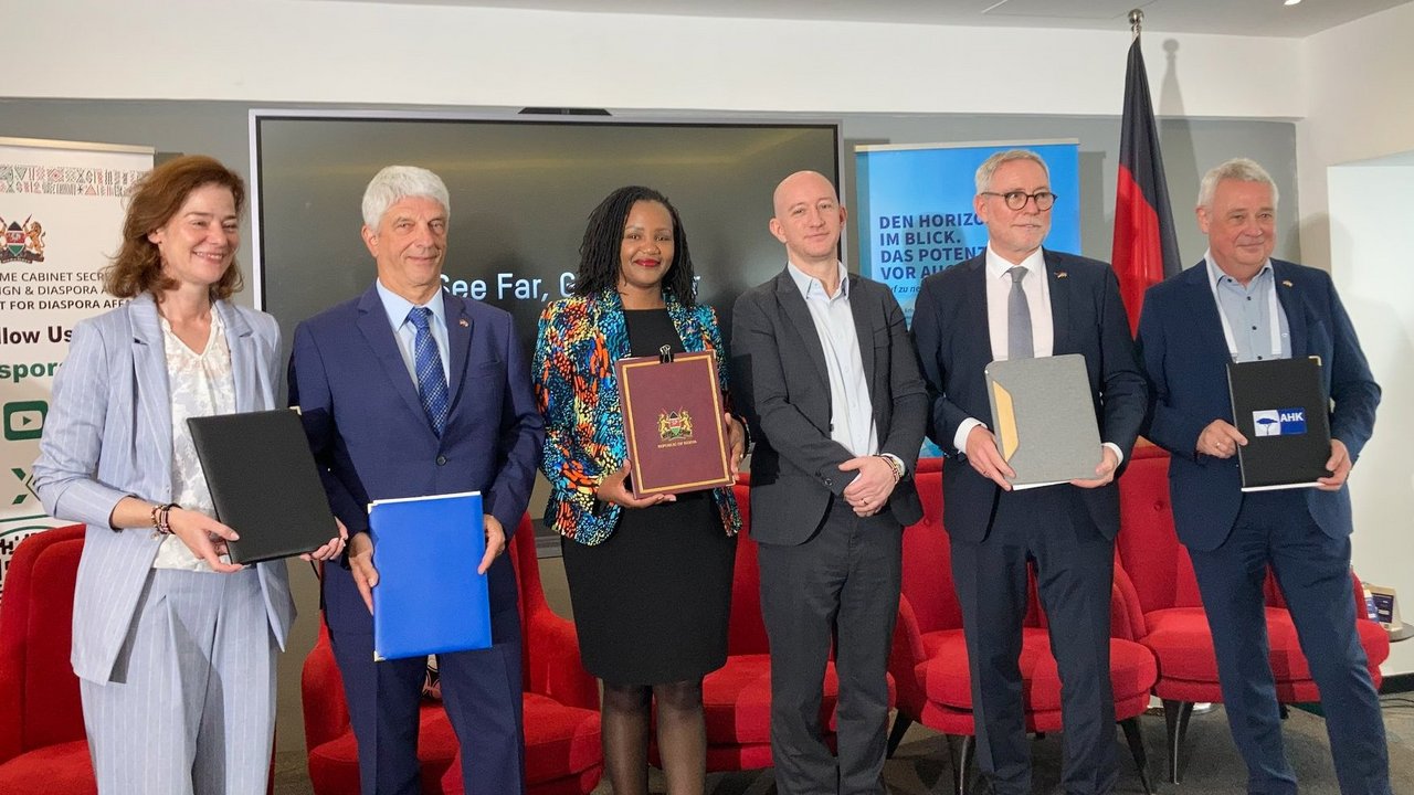 Bei der Unterzeichnung eines Memorandum of Understanding für Fachkräfte aus Kenia (von links): Corinna Wicher (Bundesamt für Migration und Flüchtlinge), IHK-Präsident Dr. Armin Zitzmann, Roseline Kathure Njogu (Staatssekretärin im State Department for Diaspora Affairs), Christian Engels (AHK Services Eastern Africa), IHK-Hauptgeschäftsführer Markus Lötzsch und Bruno Backes (AHK Services Eastern Africa). 