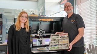 Denise Brunner und Pascal Müller von Optic Art Eichinger in Nürnberg mit einer Kollektion verschiedener Brillenmodelle aus dem 3D-Drucker.
