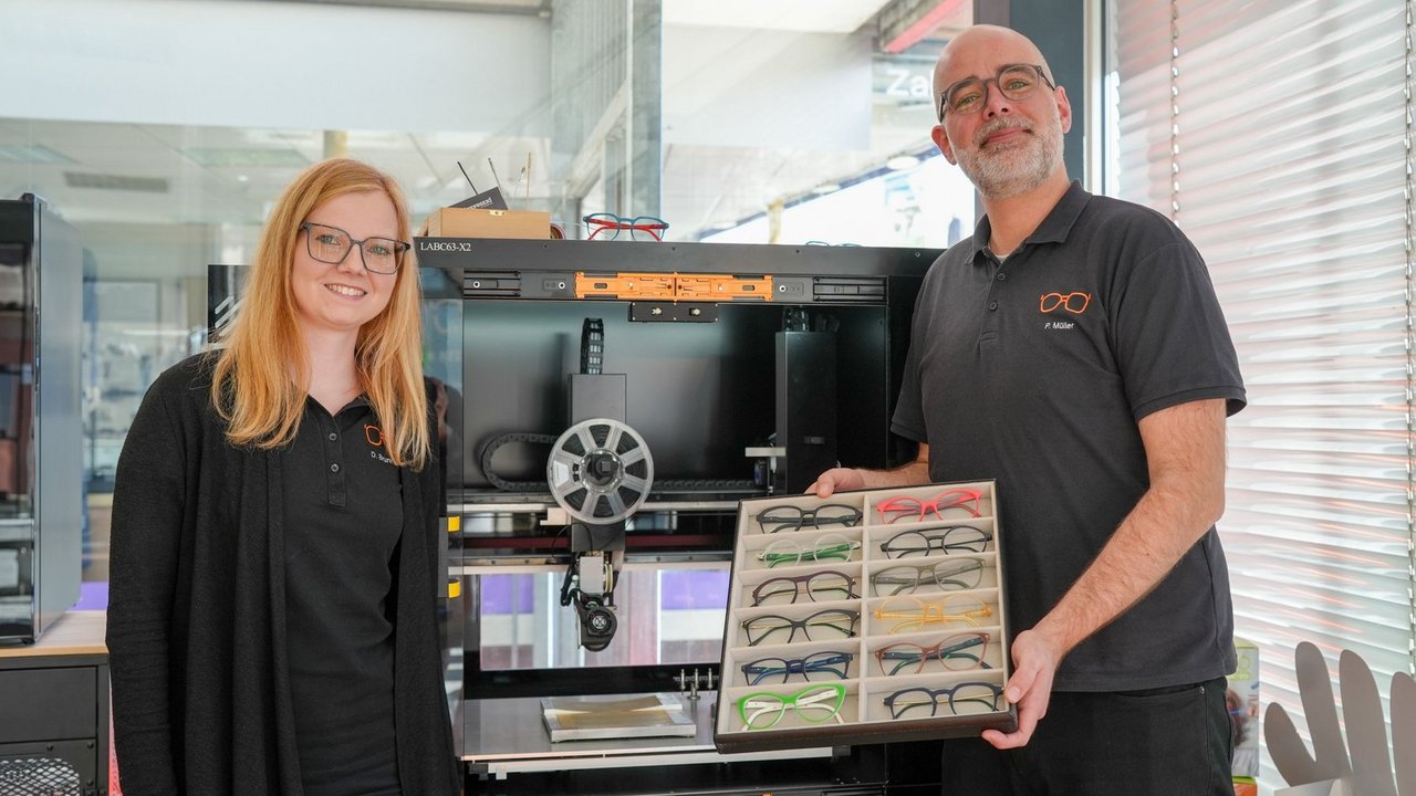 Denise Brunner und Pascal Müller von Optic Art Eichinger in Nürnberg mit einer Kollektion verschiedener Brillenmodelle aus dem 3D-Drucker.