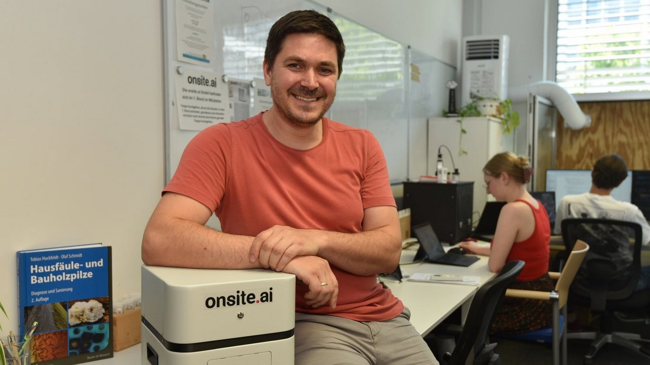 Samuel Dippold, Gründer und Chef der Zirndorfer onsite.ai GmbH in seinem Nkubator-Büro Auf AEG