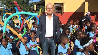 Ulrich Liebe, Geschäftsführer der Firmengruppe Bauwerke – Liebe & Partner in Nürnberg, zu Besuch in Mapinhane an der Ostküste von Mosambik, wo sein Unternehmen mit einem Hilfsprojekt Kindern schulische Bildung ermöglichen will.