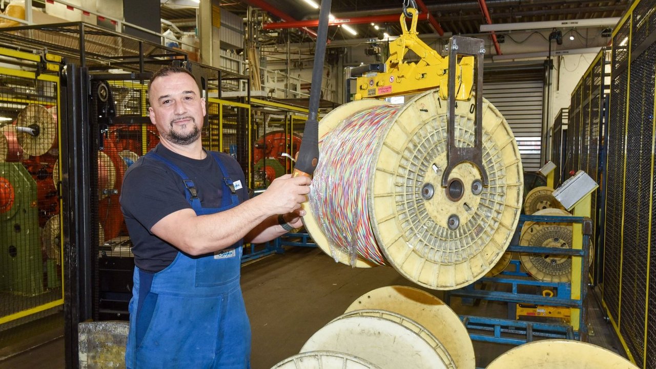 Kabelfachmann Afrim Kabachi in der Fertigung der Bayerische Kabelwerke AG, kurz Bayka, Roth