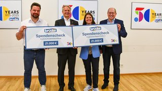 Spenden anlässlich des Markenjubiläums: Geschäftsführer Paul Heinz Bruder (2. v. l.) überreichte Schecks von insgesamt 42 000 Euro an Martin Spranck (Deutsche Kinderkrebsstiftung) sowie an Katharina Billmann und Robert Hamper (Hospizverein Region Fürth; v. l.). 
