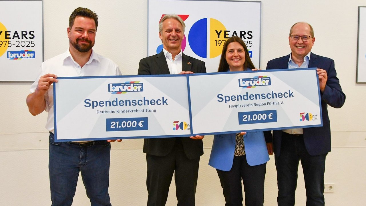 Spenden anlässlich des Markenjubiläums: Geschäftsführer Paul Heinz Bruder (2. v. l.) überreichte Schecks von insgesamt 42 000 Euro an Martin Spranck (Deutsche Kinderkrebsstiftung) sowie an Katharina Billmann und Robert Hamper (Hospizverein Region Fürth; v. l.).