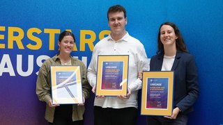 Das sind die drei gekürten "Super-Azubis" vom Sommer 2025: Sabrina Rauscher (BMW AG Niederlassung Nürnberg), Jamee Erger (Landhotel drei Kronen) und Maren Meinert (adidas AG, v.l.) bei der Übergabe der Urkunden.