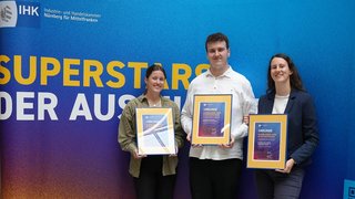 Das sind die drei gekürten "Super-Azubis" vom Sommer 2025: Sabrina Rauscher (BMW AG Niederlassung Nürnberg), Jamee Erger (Landhotel drei Kronen) und Maren Meinert (adidas AG, v.l.) bei der Übergabe der Urkunden.