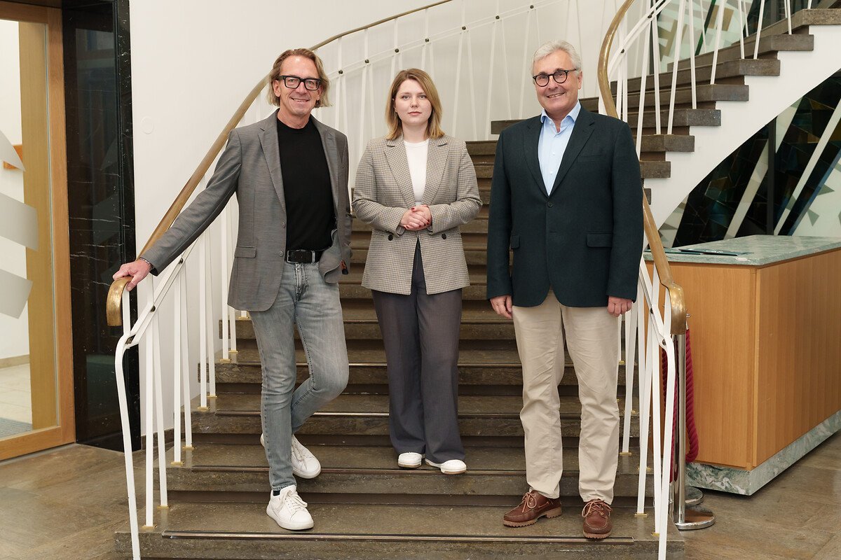 Geschäftsführer Stefan Kastner (IHK Nürnberg für Mittelfranken, Leiter des Geschäftsbereichs Berufsbildung) und die alternierenden Vorsitzenden Nina Görgen (DGB Jugend Mittelfranken, Vertreterin der Arbeitnehmer) und Dr. Jürgen Hollatz (Siemens AG, Vertreter der Arbeitgeber, v.l.).