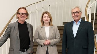 Geschäftsführer Stefan Kastner (IHK Nürnberg für Mittelfranken, Leiter des Geschäftsbereichs Berufsbildung) und die alternierenden Vorsitzenden Nina Görgen (DGB Jugend Mittelfranken, Vertreterin der Arbeitnehmer) und Dr. Jürgen Hollatz (Siemens AG, Vertreter der Arbeitgeber, v.l.).