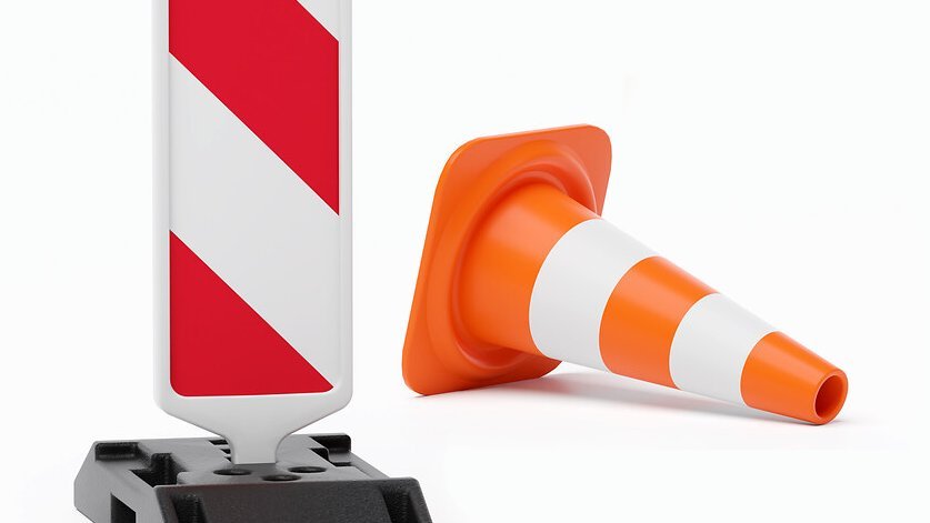 Baustelle Absperrung - Warnbake einzeln mit Leuchte, Fußplatte und Verkehrshütchen - freigestellt