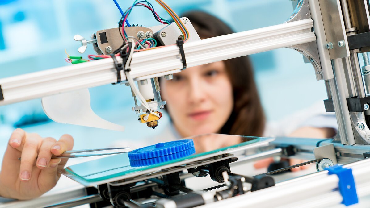 Young woman, print 3D model on 3D printer