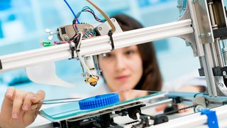 Young woman, print 3D model on 3D printer