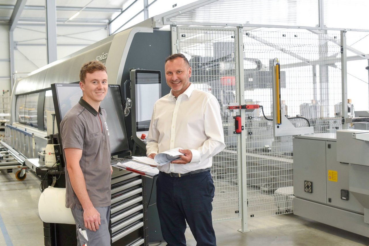 Vor der neuen CNC-Maschine: Marc Pröchel, Geschäftsführer der Pröchel GmbH in Schwanstetten (r.), und Fertigungsleiter Adrian Putz.