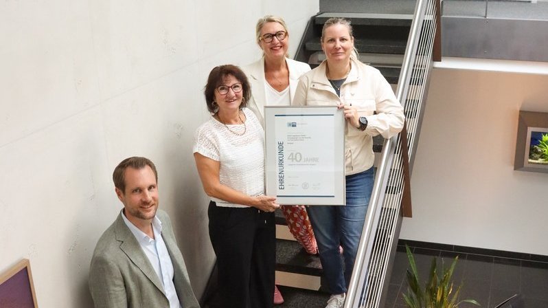 Betriebsbesuch bei der Firma Eckart Signplastics GmbH in Ansbach: Karin Bucher, Leiterin der IHK-Geschäftsstelle Ansbach (2. v. r.), und IHK-Vizepräsidentin Susanne Oppel (r.) überreichten eine IHK-Ehrenurkunde an Geschäftsführer Frank Eckart (l.) und Gründerin Gudrun Eckart (2. v. l.)