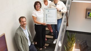 Betriebsbesuch bei der Firma Eckart Signplastics GmbH in Ansbach: Karin Bucher, Leiterin der IHK-Geschäftsstelle Ansbach (2. v. r.), und IHK-Vizepräsidentin Susanne Oppel (r.) überreichten eine IHK-Ehrenurkunde an Geschäftsführer Frank Eckart (l.) und Gründerin Gudrun Eckart (2. v. l.)