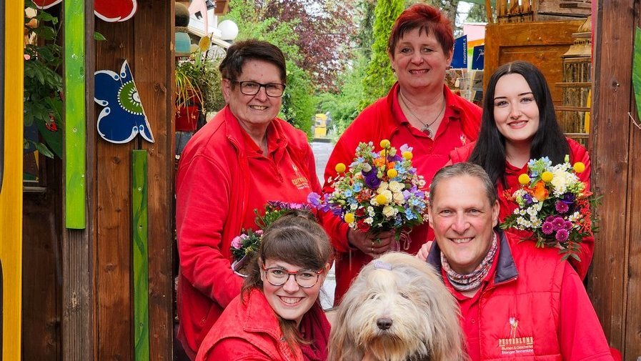 Das Pusteblume-Team: Nicole Standfest-Schneider (hinten Mitte) mit ihrer Mutter Marianne (hinten links), der Auszubildenden Emily Shnipa (hinten rechts), Tochter Anna (vorne links) und Ehemann Rainer.