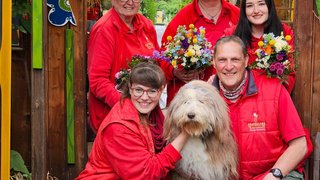 Das Pusteblume-Team: Nicole Standfest-Schneider (hinten Mitte) mit ihrer Mutter Marianne (hinten links), der Auszubildenden Emily Shnipa (hinten rechts), Tochter Anna (vorne links) und Ehemann Rainer.